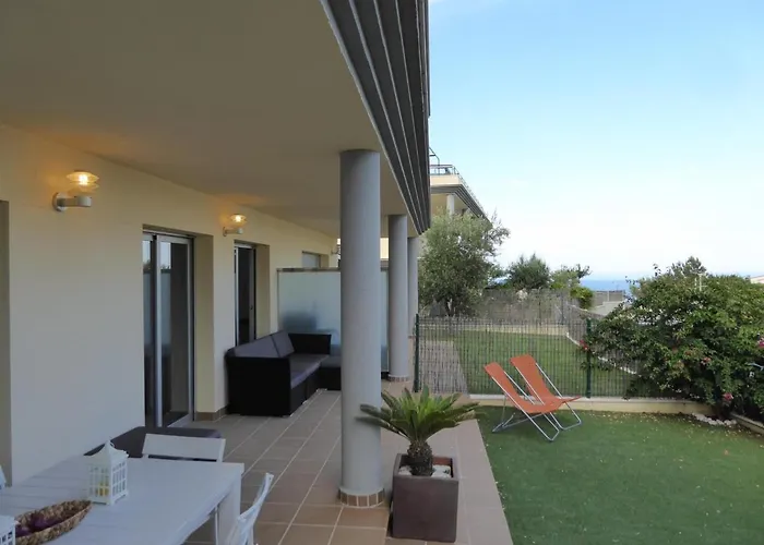 Apartamento Piso moderno con terraza, jardín, piscina y WiFi, a 400m de la playa en Llançà - ES-228-137 foto