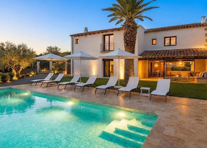 Photo de Masia Las Moreras Autenticidad Renovada 100 Porcien A 10 Minutos De Sitges En Coche 12 Huespedes Piscina Aire Aconc 6 Suites Viladellops