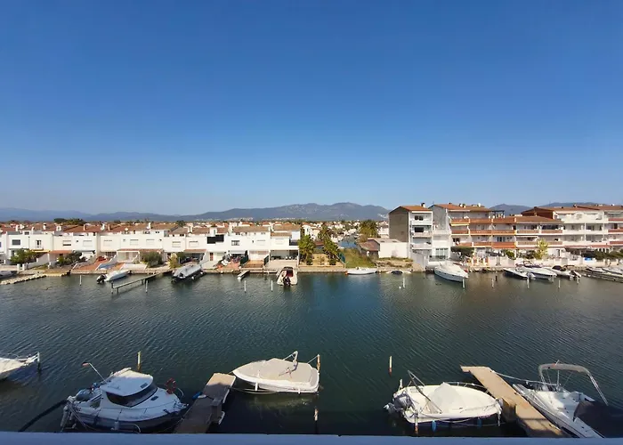 Photo de Appartement entre port et montagne Empuriabrava